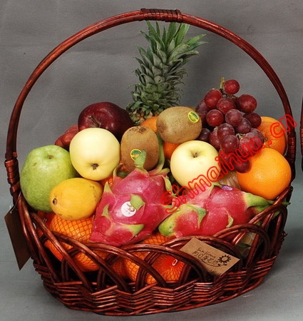 无限想念及祝福-梨，葡萄，橙子，苹果，猕猴桃，菠萝，火龙果 等时令水果。 藤编篮盛放