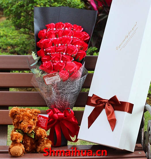 心怡-36枝红玫瑰，点缀黄莺绿叶,如图豪华包装，随机赠送1只公仔小熊，精美礼盒（以实物为准）